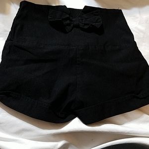 XS Wet Seal high waist V notch shorts🌶